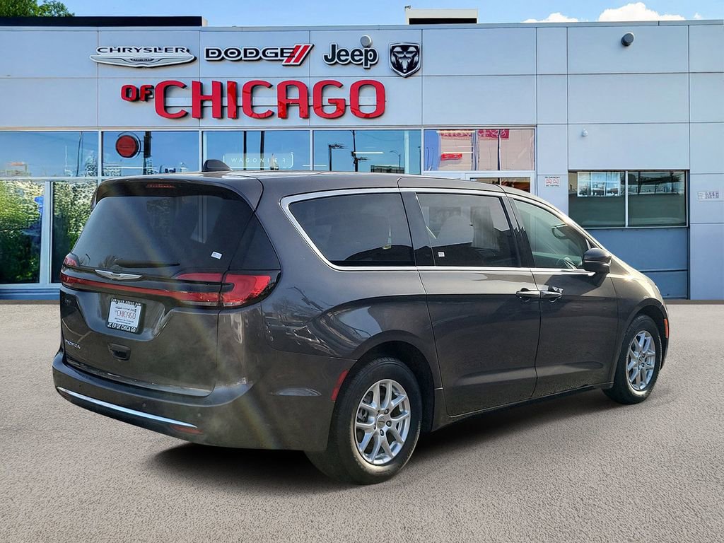 Certified 2023 Chrysler Pacifica Touring-L image 4