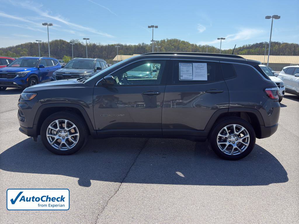 Used 2024 Jeep Compass Latitude AWD/4WD image 2