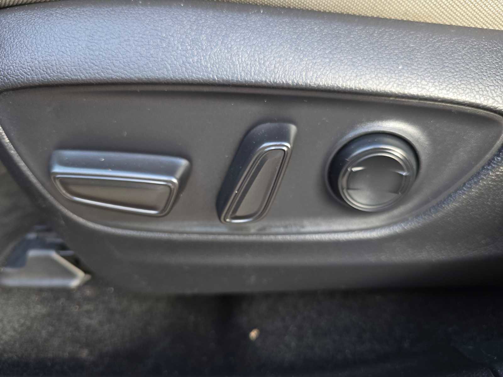 Used 2021 Toyota Venza LE w/ Carpet Mat Package (TMS) image 25