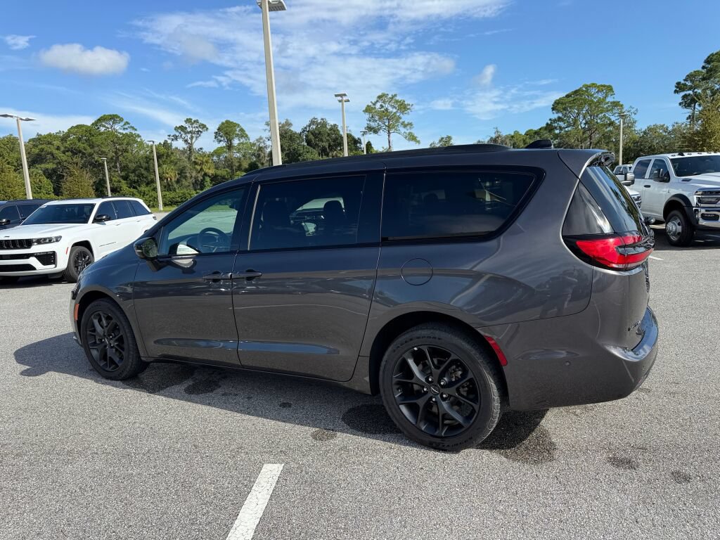 Used 2023 Chrysler Pacifica Limited w/ S Appearance Package AWD/4WD image 5