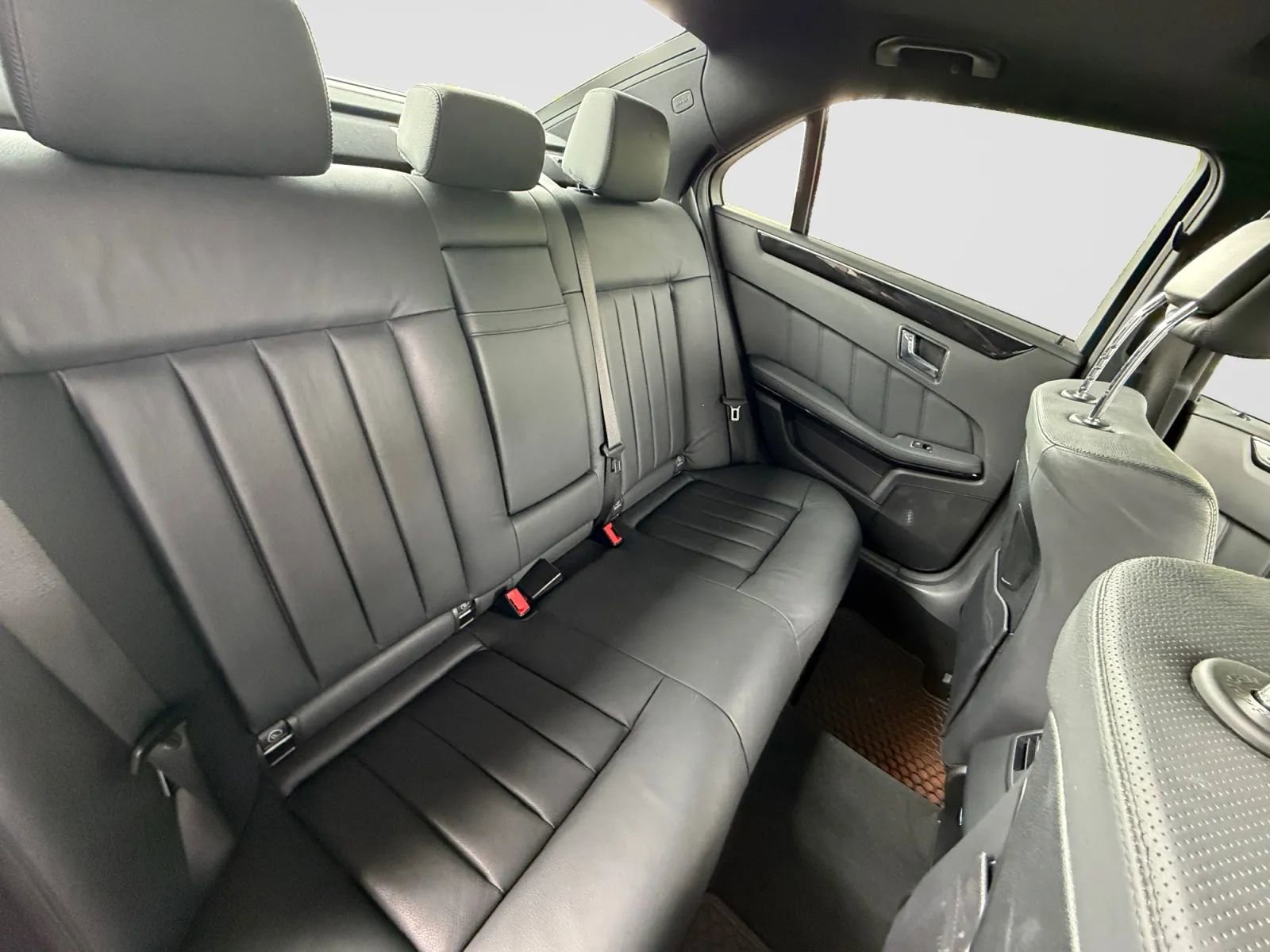 Used 2010 Mercedes-Benz E 550 4MATIC Sedan image 18