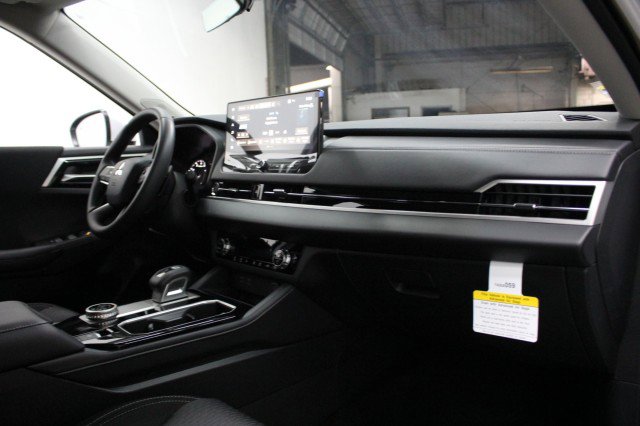 New 2026 Mitsubishi Outlander ES image 17