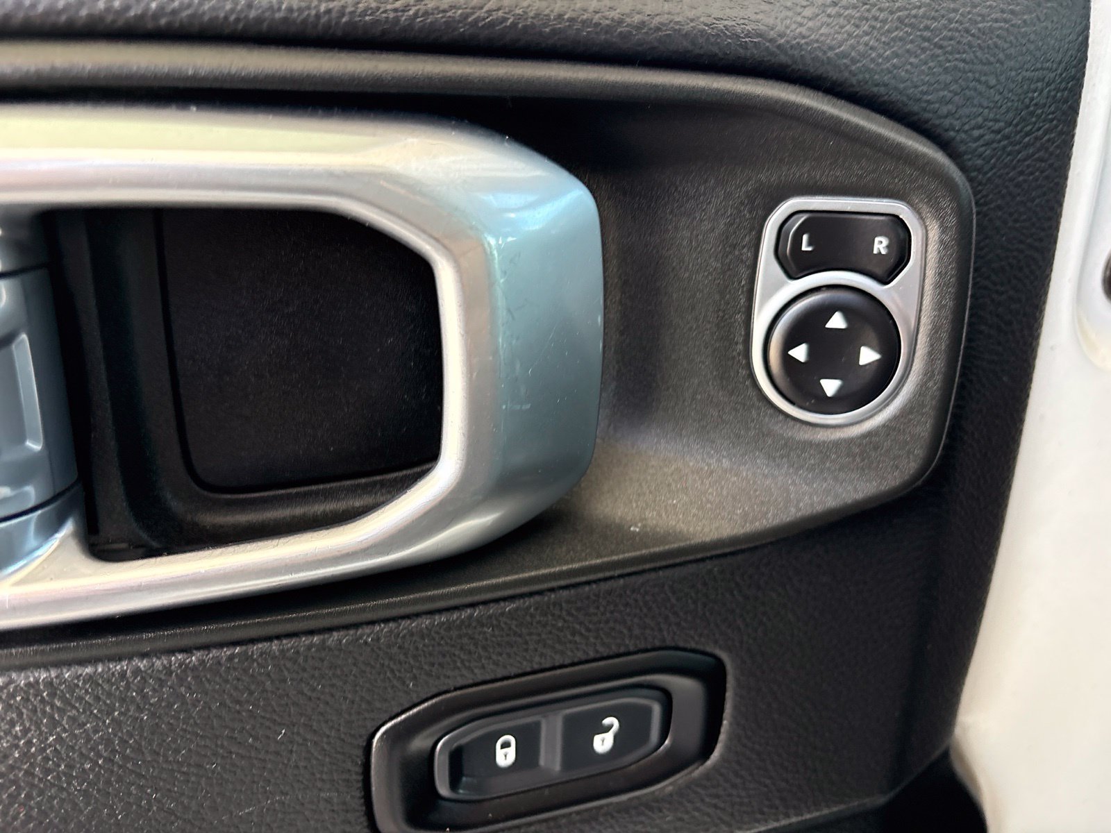 Used 2020 Jeep Wrangler Unlimited Sahara AWD/4WD image 11