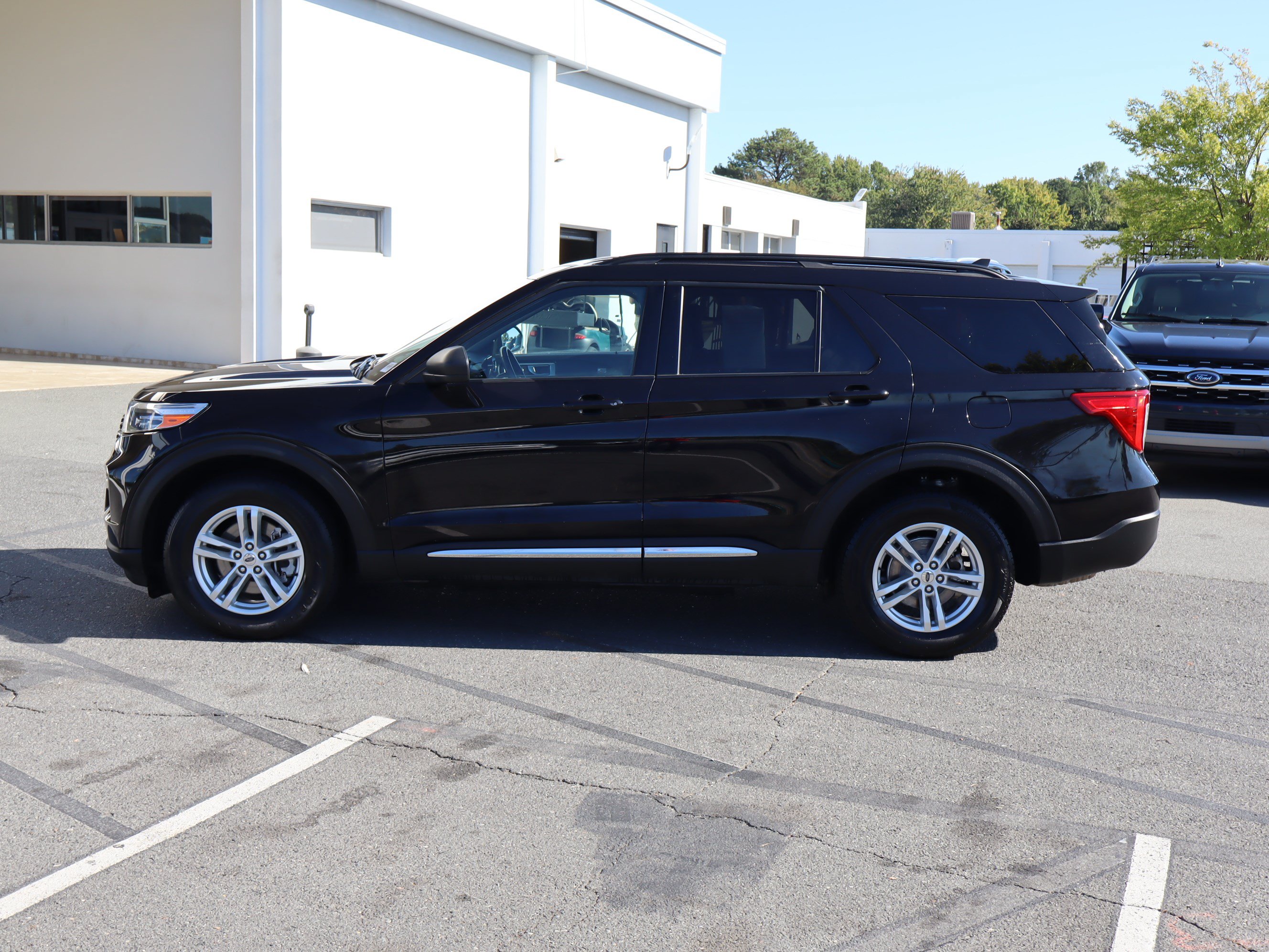 Used 2023 Ford Explorer XLT w/ Equipment Group 202A AWD/4WD image 7
