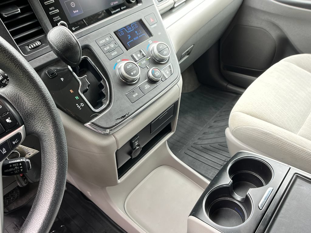 Used 2018 Toyota Sienna LE AWD/4WD image 19