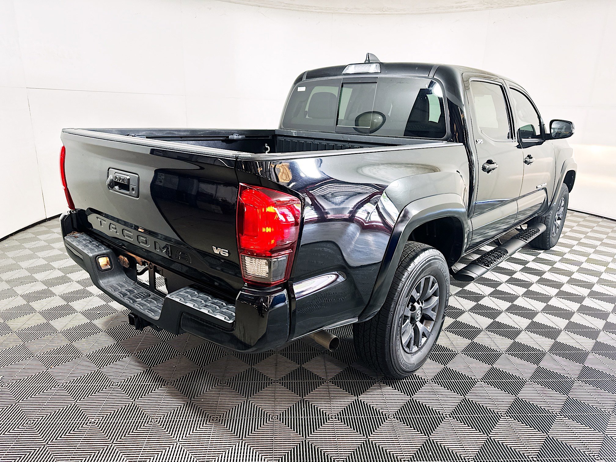 Used 2023 Toyota Tacoma SR5 w/ Technology Package RWD image 3