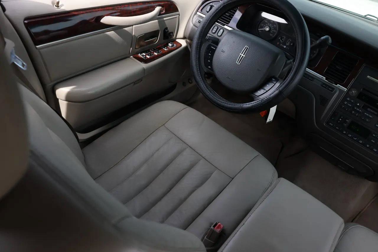 Used 2006 Lincoln Town Car Signature image 20