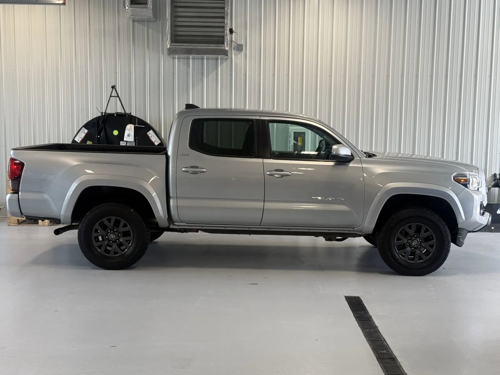 Used 2023 Toyota Tacoma SR5 w/ Technology Package image 2