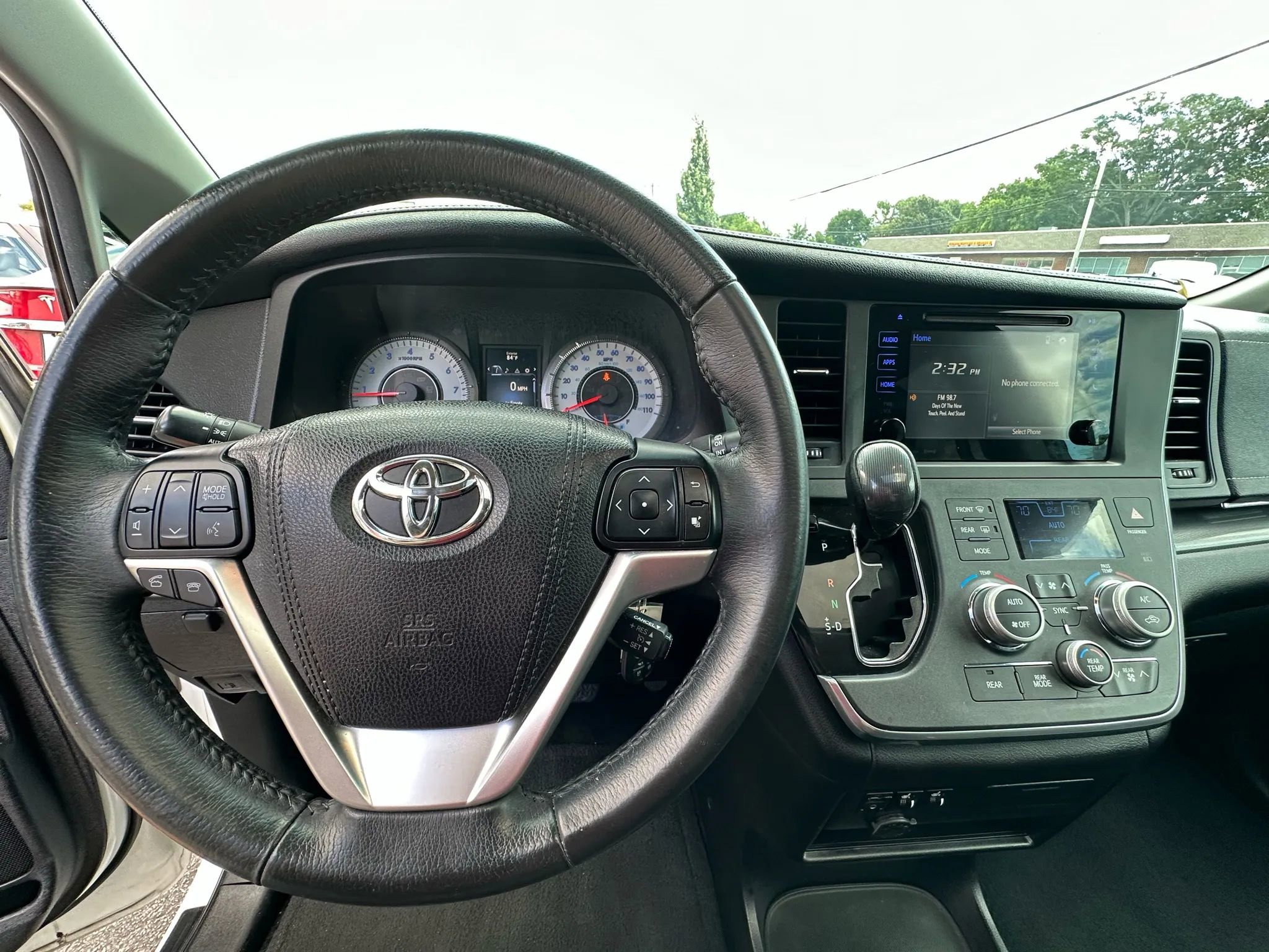 Used 2017 Toyota Sienna SE image 23