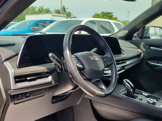 Used 2024 Cadillac XT4 Luxury w/ Cold Weather Package FWD image 9