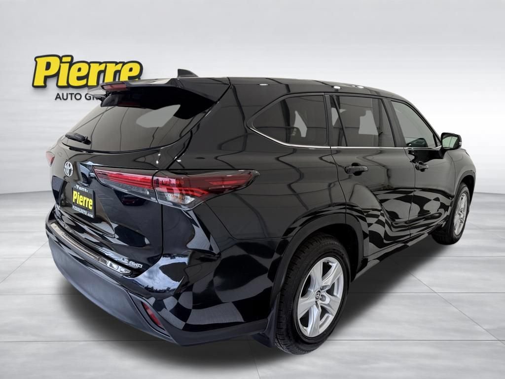 Used 2024 Toyota Highlander LE AWD/4WD image 5