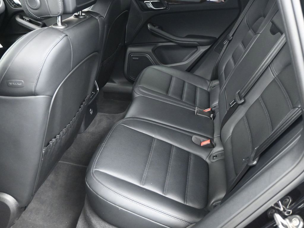 Certified 2025 Porsche Macan image 7
