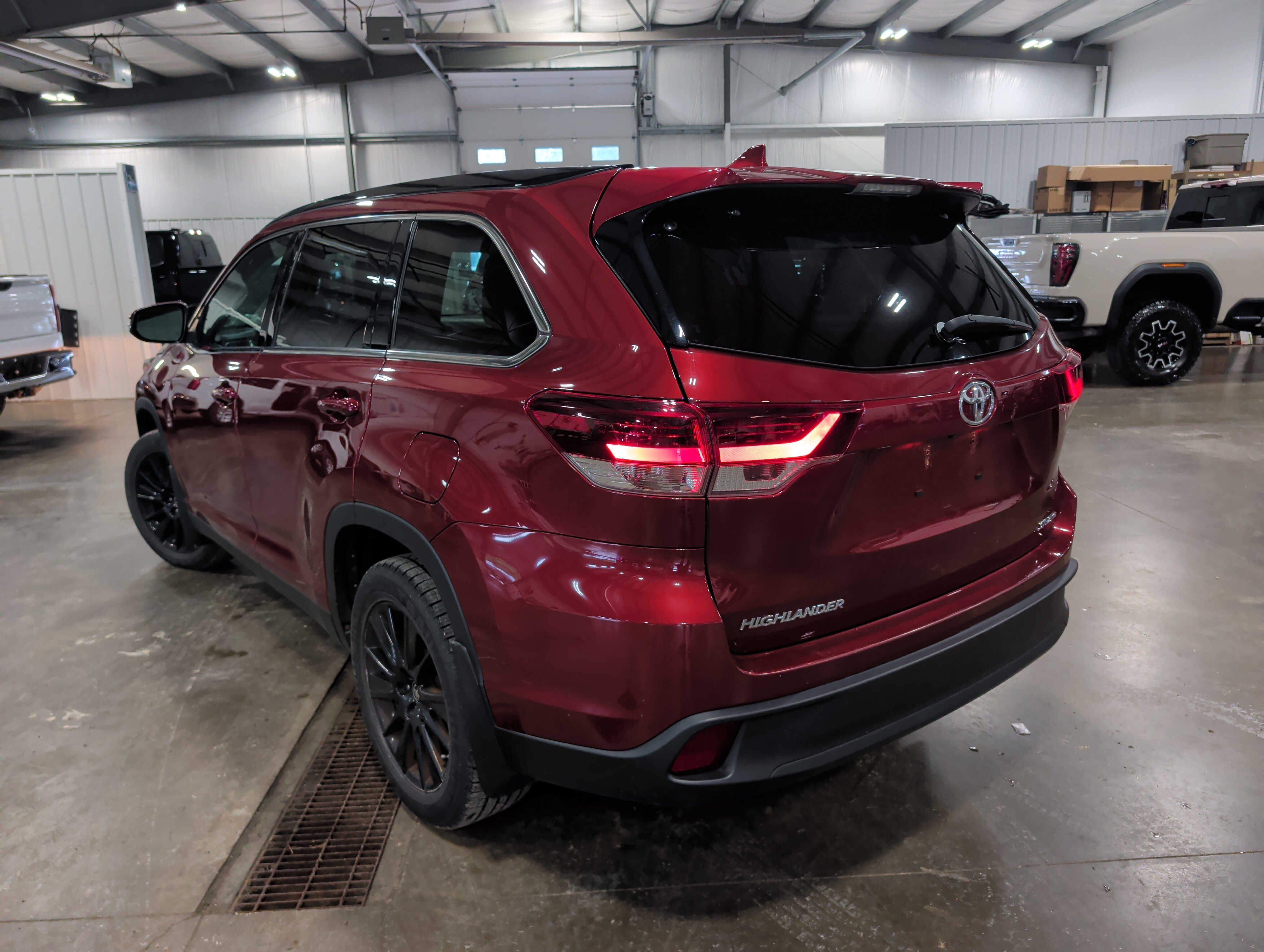 Used 2019 Toyota Highlander SE AWD/4WD image 4