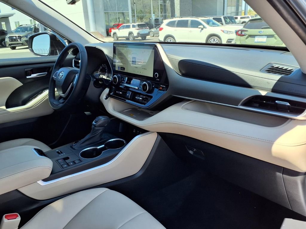 Used 2023 Toyota Highlander XLE image 19