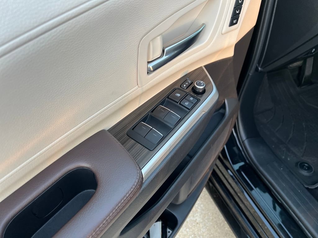 Used 2022 Toyota Sienna Platinum AWD/4WD image 12