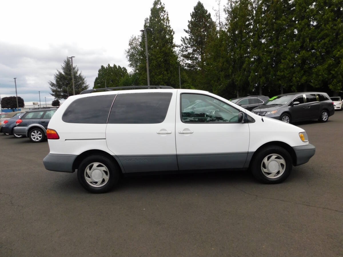 Used 2000 Toyota Sienna LE w/ LE Extra Value Pkg FWD image 17