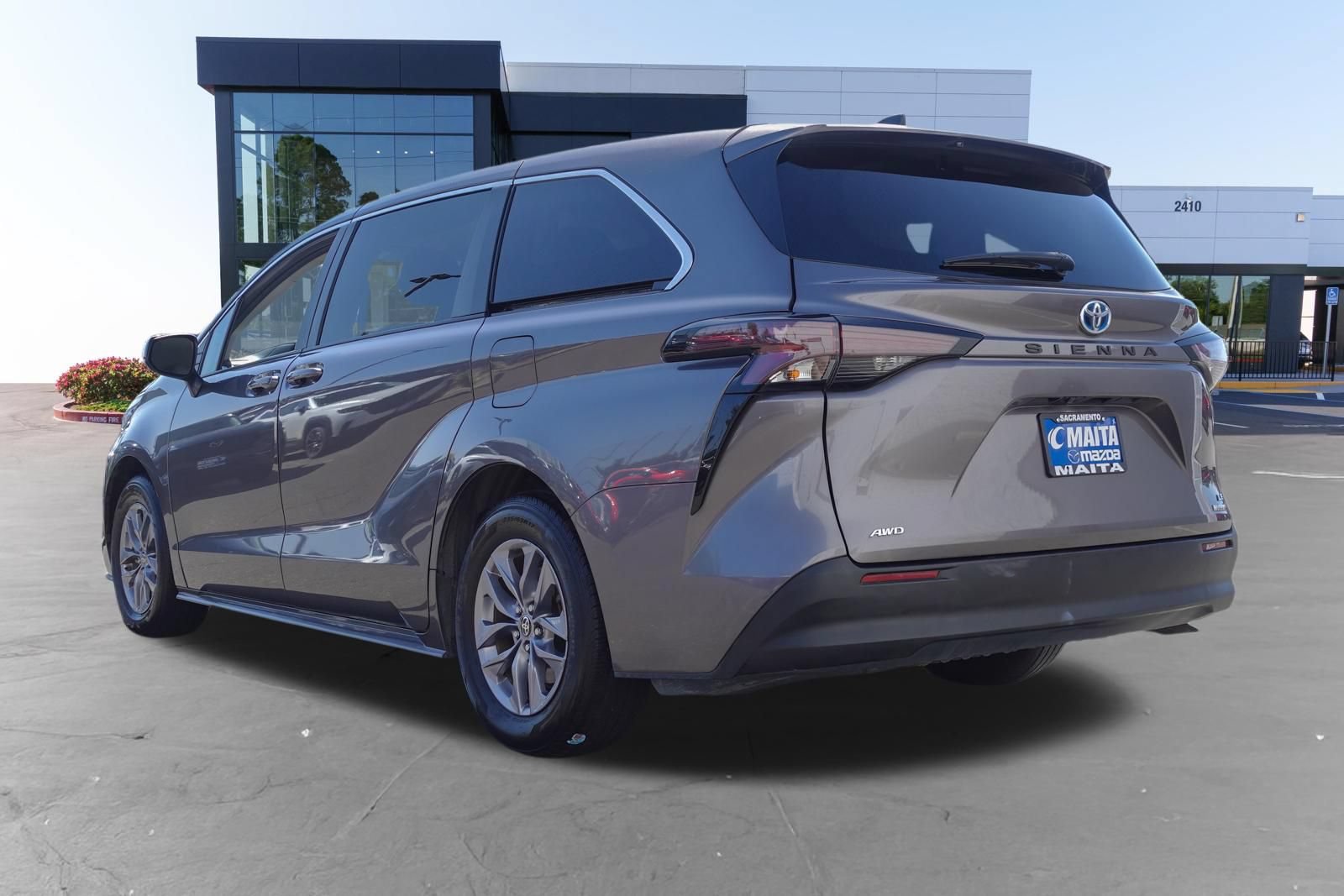 Used 2024 Toyota Sienna LE AWD/4WD image 5