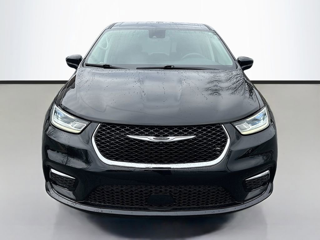 Used 2024 Chrysler Pacifica Touring-L image 2