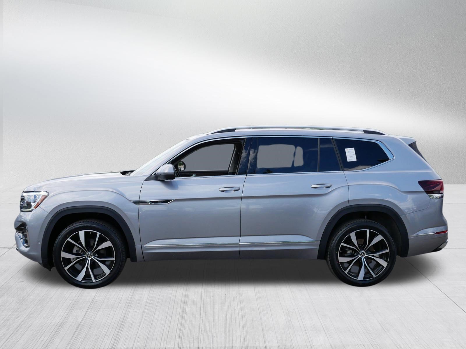 Used 2024 Volkswagen Atlas SEL Premium R-Line AWD/4WD image 4