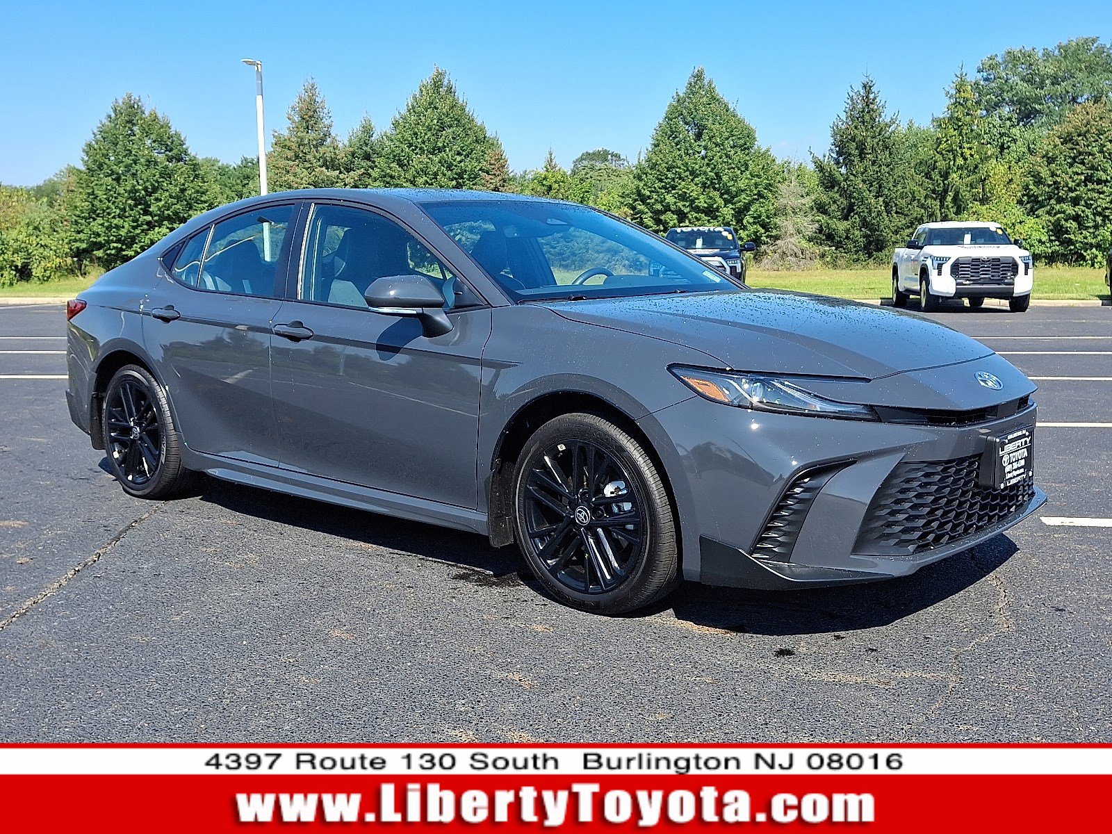 Used 2025 Toyota Camry SE image 1