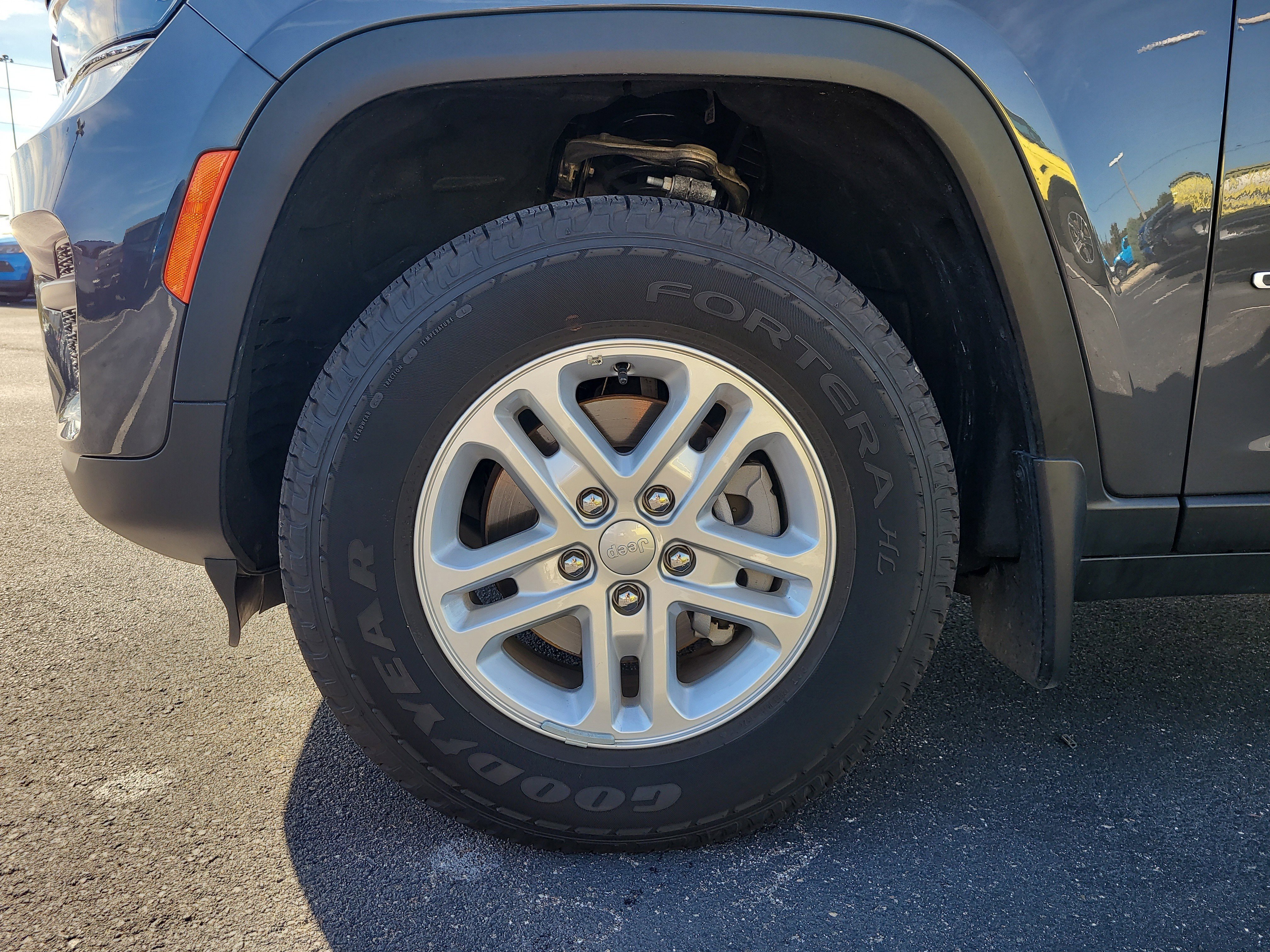 Used 2025 Jeep Grand Cherokee Laredo w/ MOPAR Finishing Package image 9