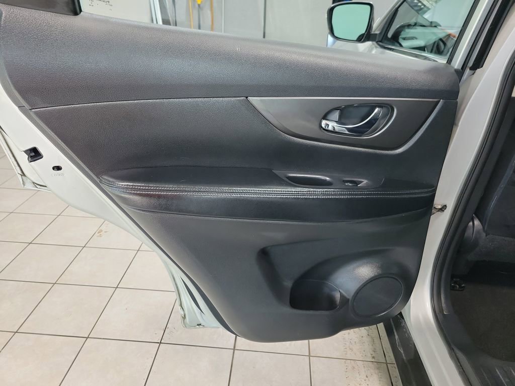 Used 2015 Nissan Rogue S image 32