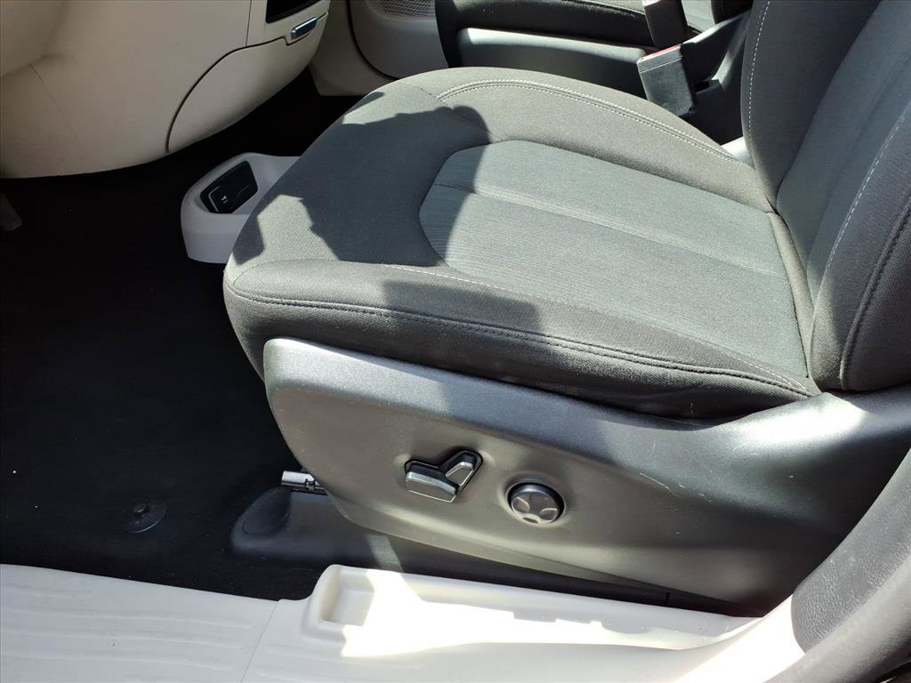 Used 2023 Chrysler Voyager LX image 20