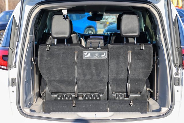 Used 2021 Chrysler Pacifica Touring-L image 9