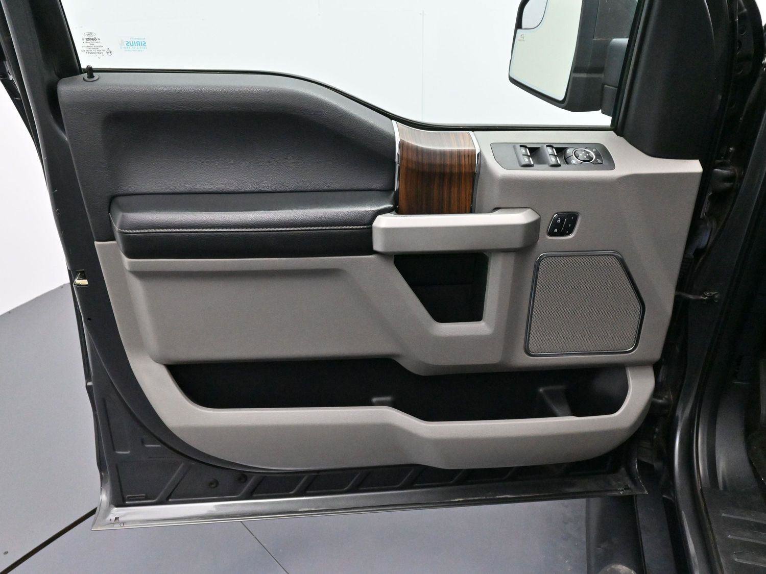 Used 2016 Ford F150 Lariat w/ Trailer Tow Package image 9