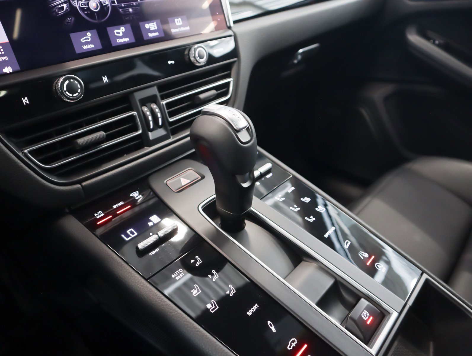 Certified 2022 Porsche Macan image 17