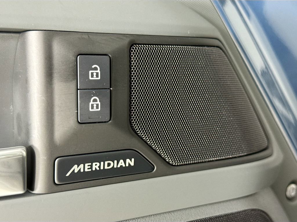 Used 2025 Land Rover Defender 110 S image 23