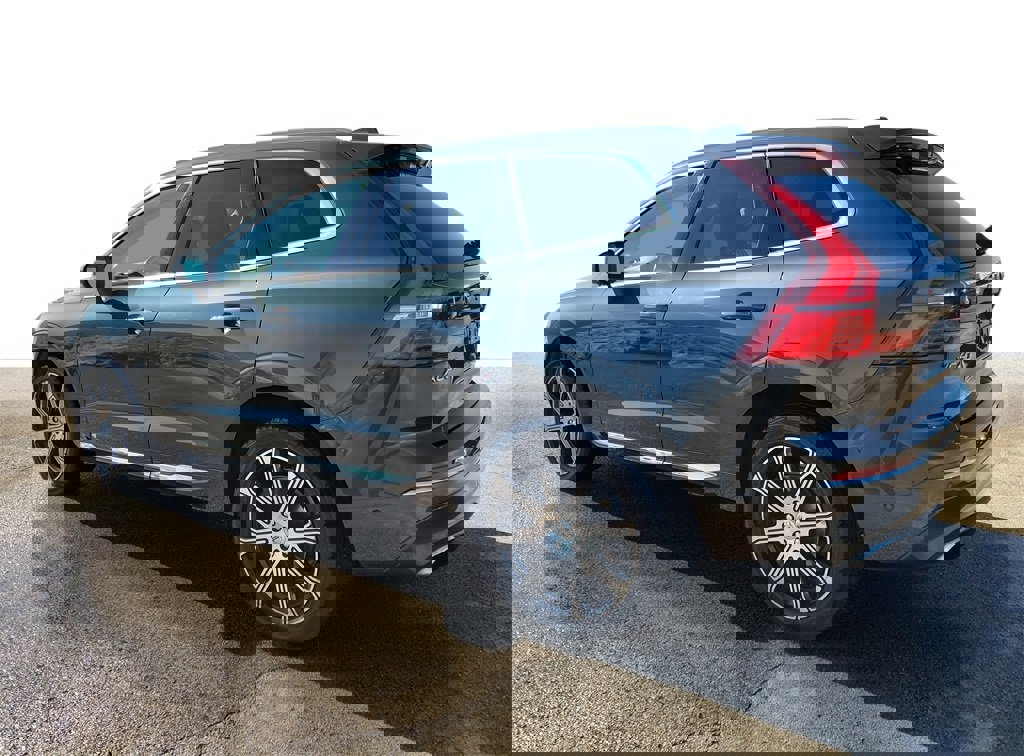 Used 2018 Volvo XC60 T6 Inscription w/ Luxury Seat Package image 3