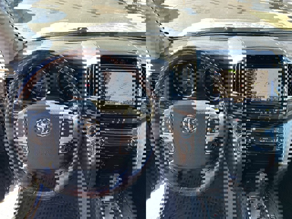 Used 2015 Toyota Land Cruiser image 6