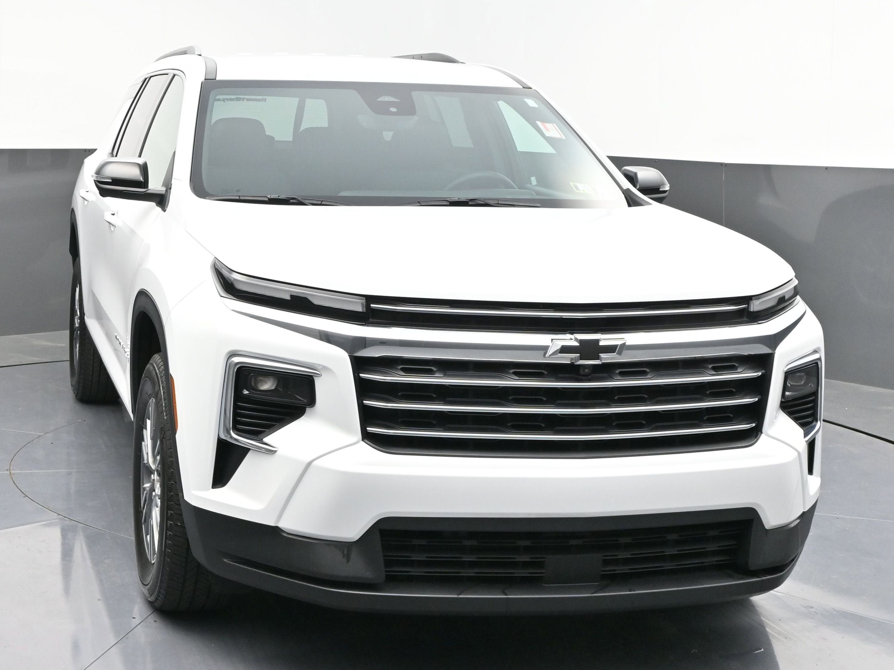 Used 2026 Chevrolet Traverse LT w/ Driver Confidence Package FWD image 2