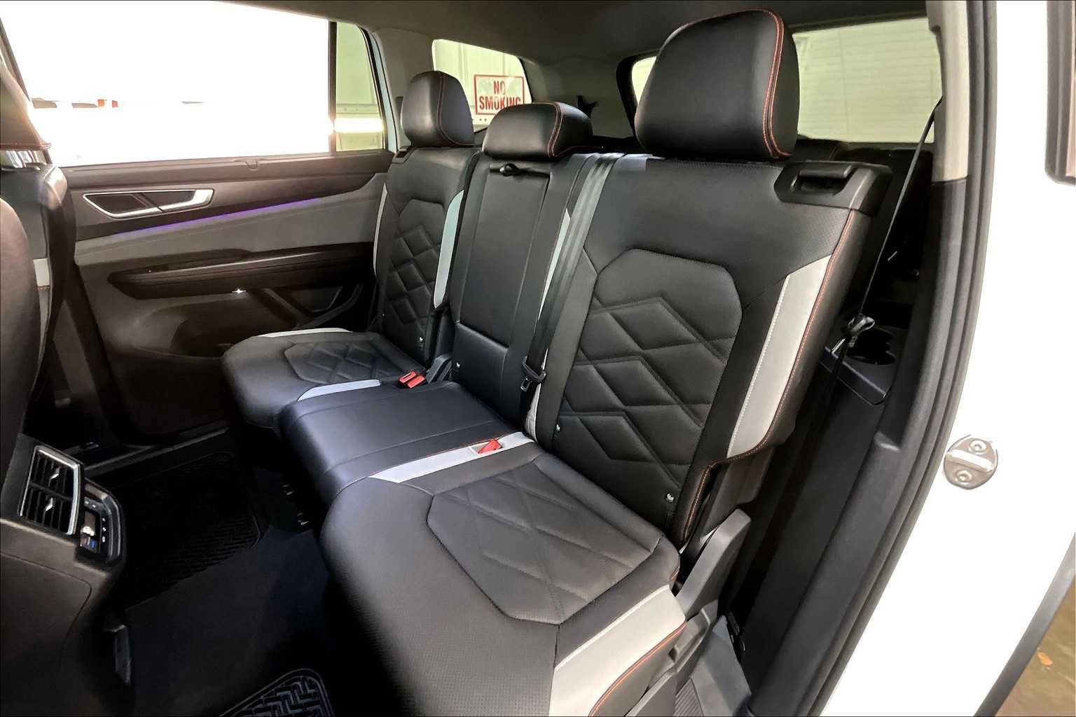 Used 2025 Volkswagen Atlas Peak Edition SE image 29