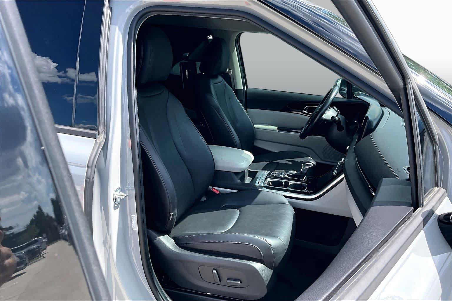 Certified 2024 Kia Carnival SX FWD image 9