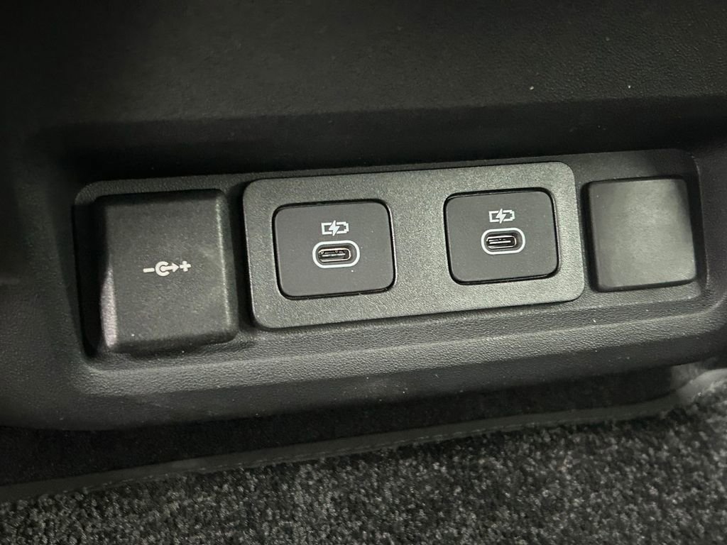 Used 2025 Land Rover Discovery S image 24