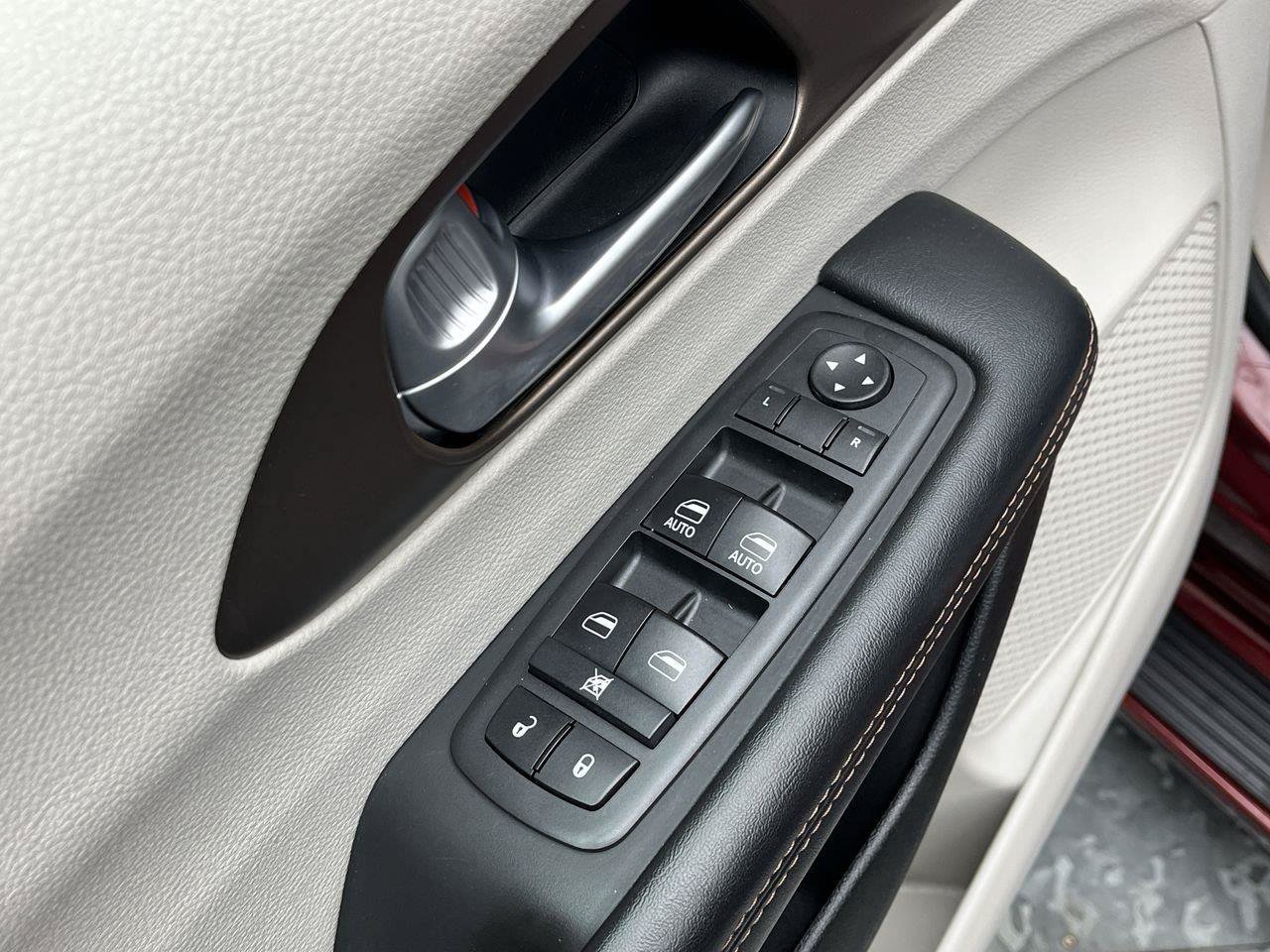 Used 2018 Chrysler Pacifica Touring Plus FWD image 7