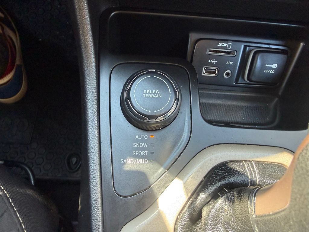 Used 2017 Jeep Cherokee Latitude w/ Cold Weather Group AWD/4WD image 25