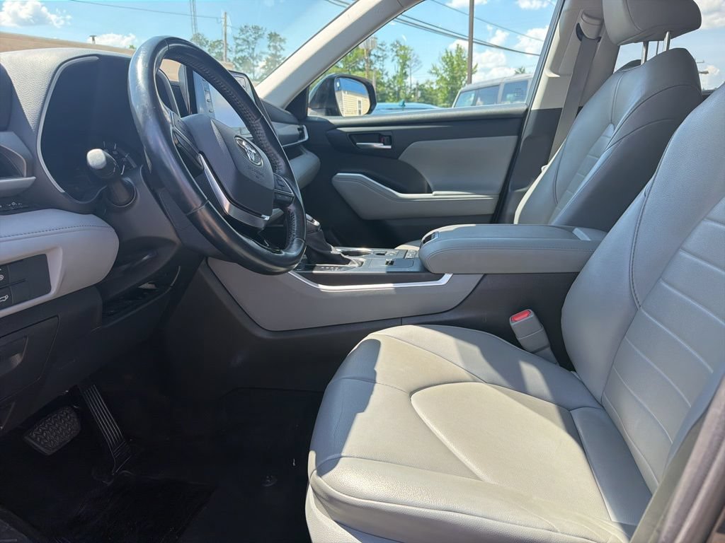Used 2021 Toyota Highlander XLE FWD image 9