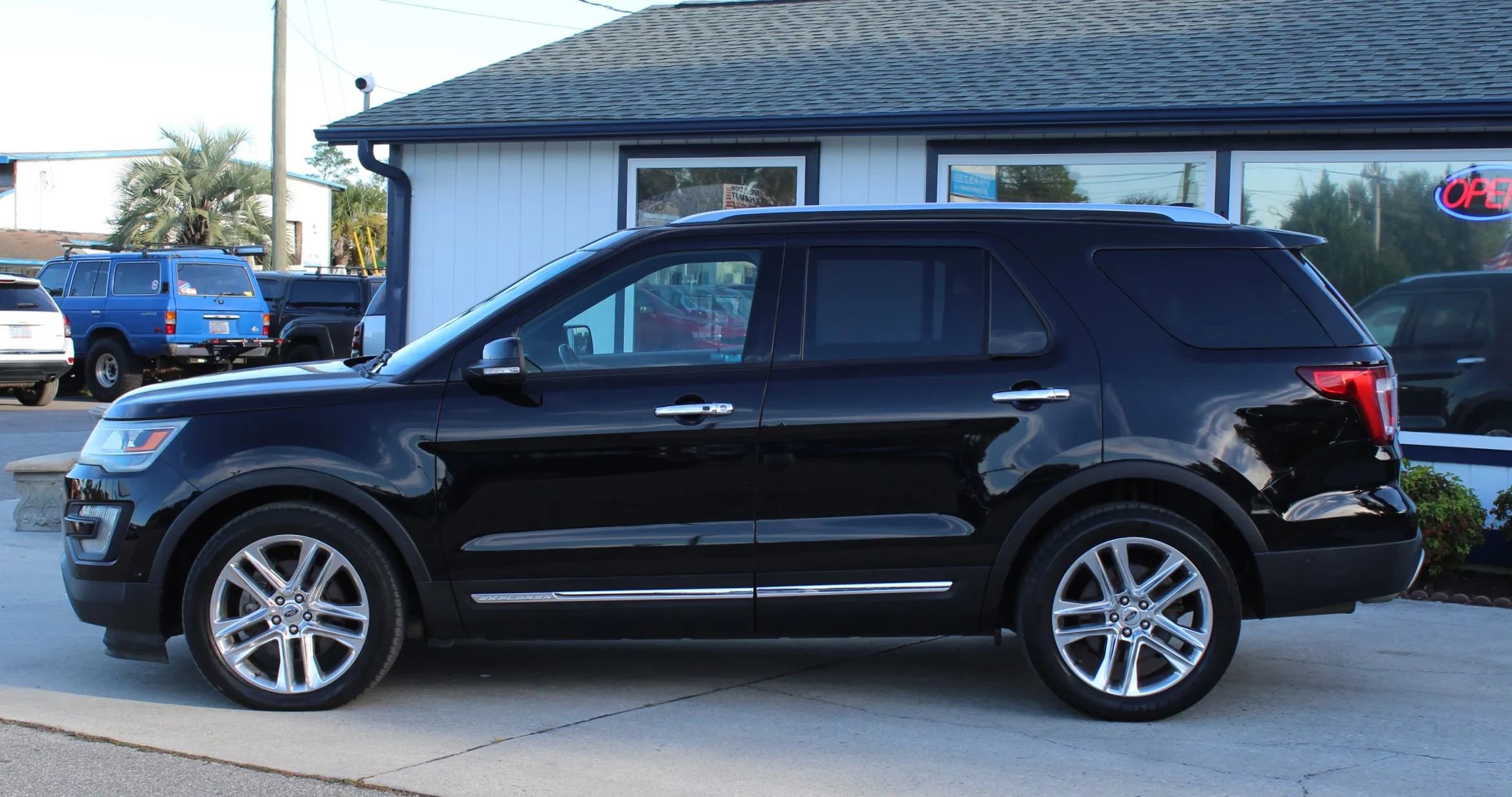 Used 2017 Ford Explorer Limited w/ Equipment Group 301A image 2