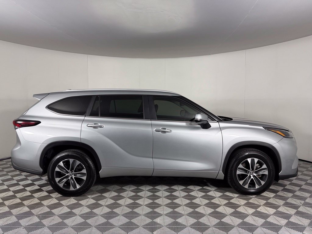 Used 2025 Toyota Highlander XLE FWD image 6