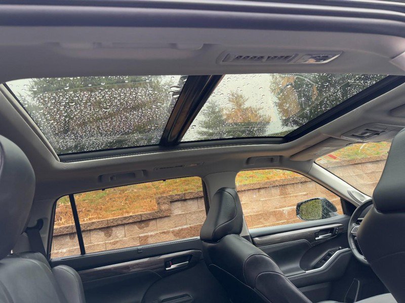 Used 2023 Toyota Highlander image 11