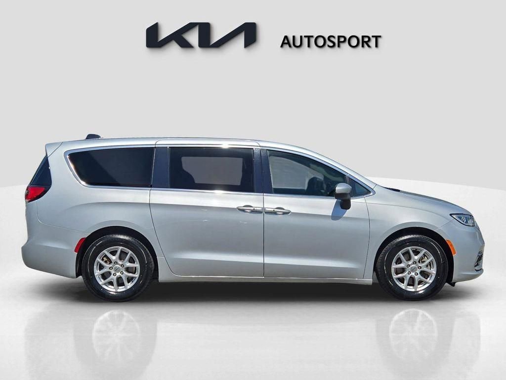 Used 2023 Chrysler Pacifica Touring-L image 7