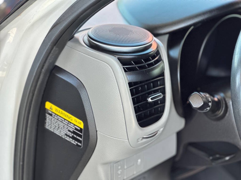 Used 2019 Kia Soul FWD image 17