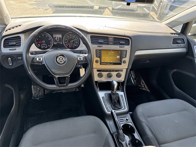 Used 2017 Volkswagen Golf S image 7