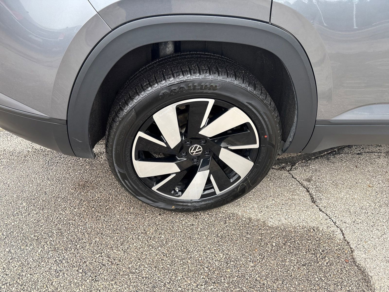 Used 2025 Volkswagen Atlas Cross Sport SE image 32