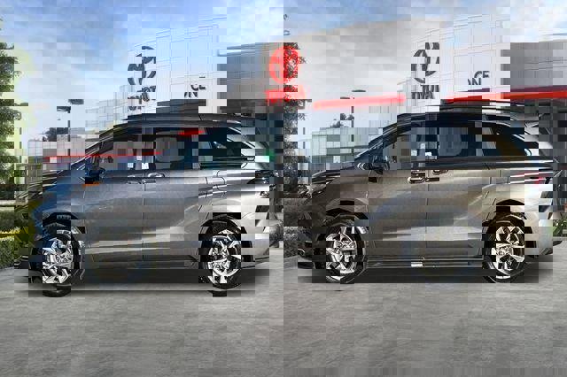 Used 2024 Toyota Sienna XLE w/ XLE Plus Package FWD image 9