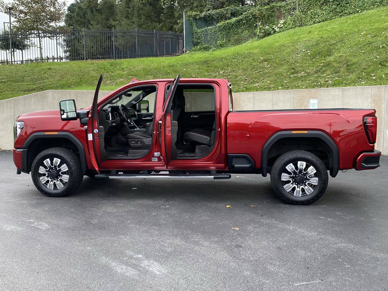 Used 2024 GMC Sierra 2500 Denali w/ Denali Reserve Package AWD/4WD image 7