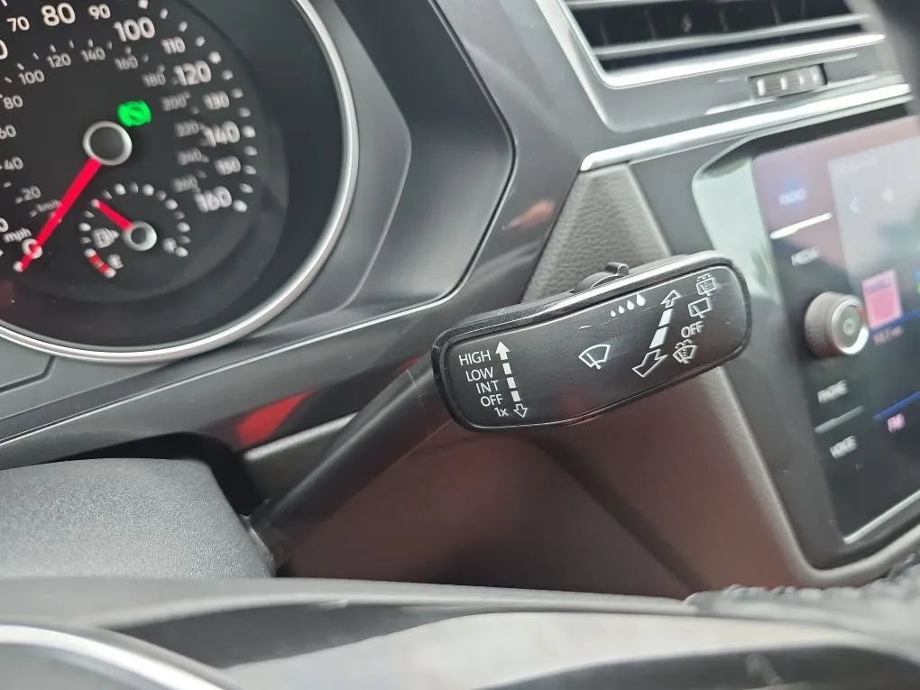 Used 2018 Volkswagen Tiguan SEL AWD/4WD image 23